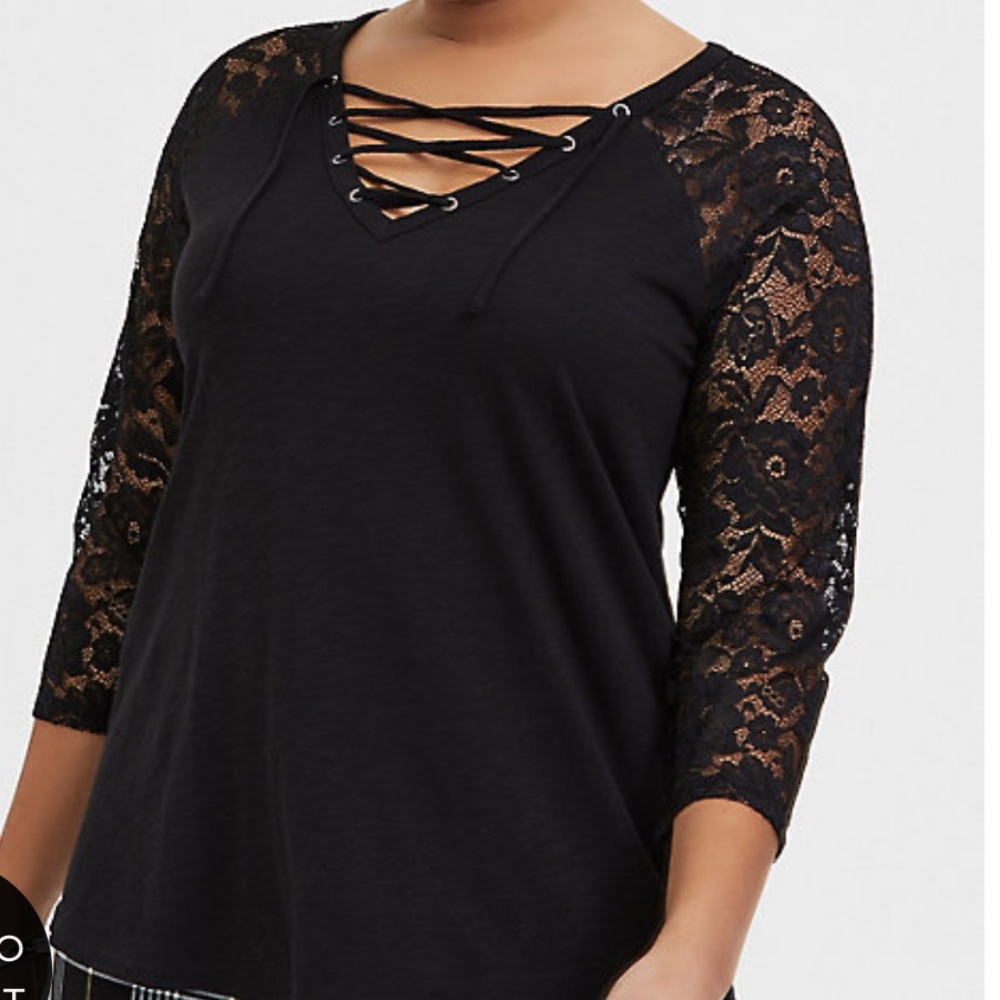 BLACK SLUB & LACE SLEEVE LACE-UP TEE